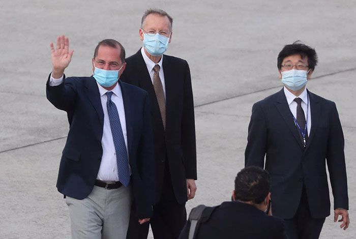 Menteri Kesehatan AS Alex Azar  saat meninggalkan Taiwan.
