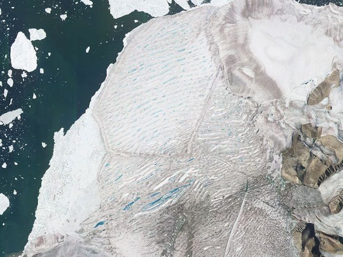 Sebelum terbelah pada 26 Juli. Dataran es Milne adalah sisa dari dataran es tunggal berukuran mahabesar di Arktika. (Planet Labs Inc)