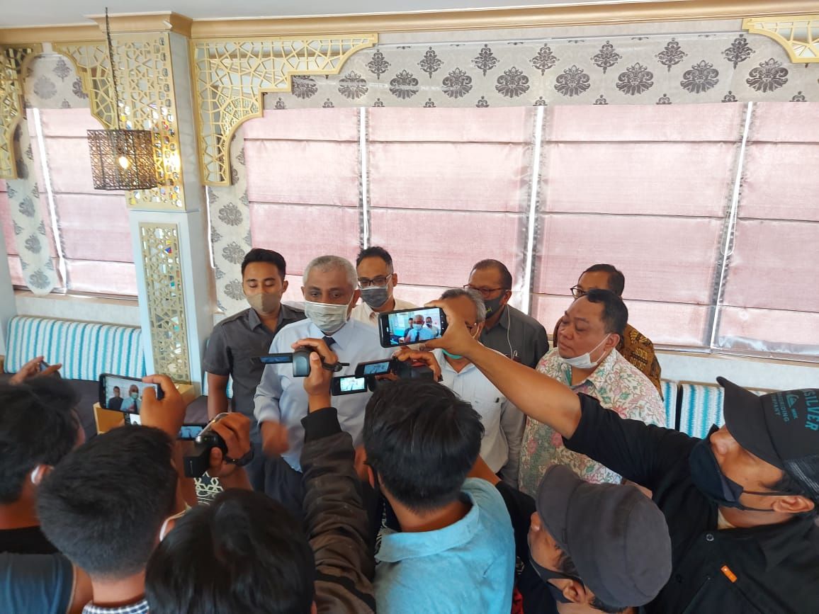 Korban bersama kuasa hukum Fuad yang didampingi oleh tim kuasa hukumnya menceritakan terkait kronologi kejadian dugaan penganiyaan yang dialaminya kepada penyidik Unit Jatanras Poltabes Surabaya Senin 9 Agustus 2020 pagi itu.