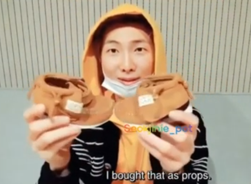 RM menunjukkan koleksi sepatu bayi miliknya.