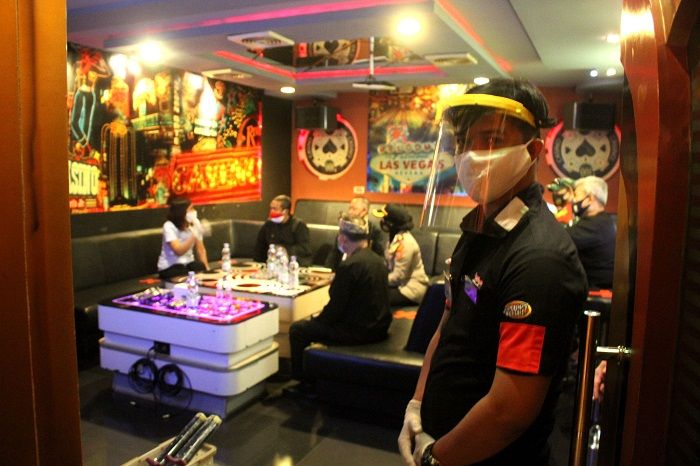 Pekerja hiburan karaoke menggunakan pelindung wajah dan masker saat peninjauan tempat hiburan di Paskal Hyper Square, Jln. Pasirkaliki, Kota Bandung, Kamis, 13 Agustus 2020. (Galamedia/Darma Legi)