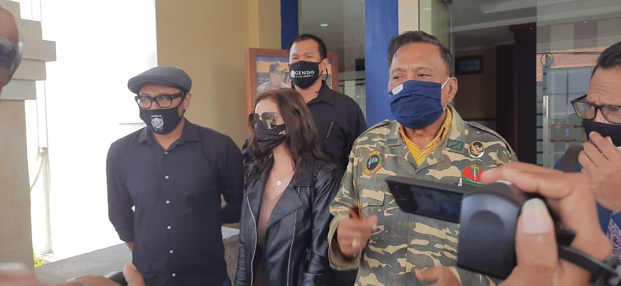 Ayah Jerinx Wayan Arjono (berjaket loreng) bersama istri dan kuasa hukum Jerinx meminta penangguhan penahanan ke Polda Bali