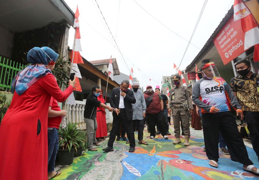 Wakil Wali Kota Bandung Yana Mulyana saat melihat mural. (Humas Kota Bandung)