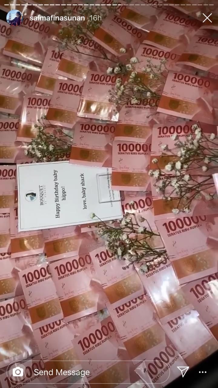 BUKET uang pecahan Rp100.000 kado ulang tahun untuk Salmafina dari sang kekasih.*