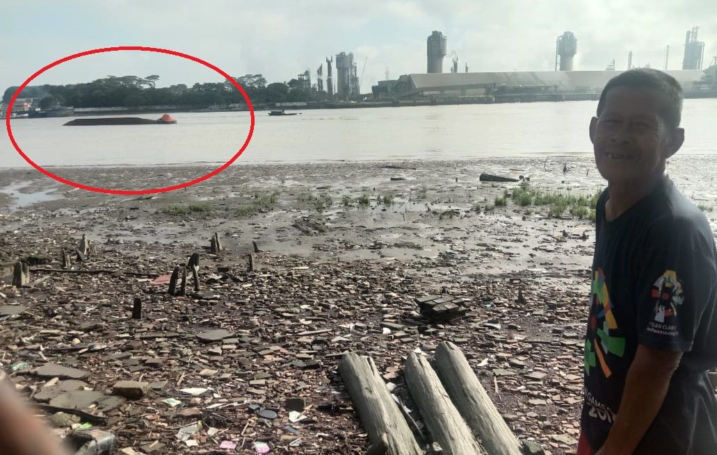 Kapal kargo karam di perairan sungai Musi dekat tepi daratan Kelurahan 16 Ulu, Kecamatan Seberang Ulu (SU) II pada Jumat 14 Agustus 2020.