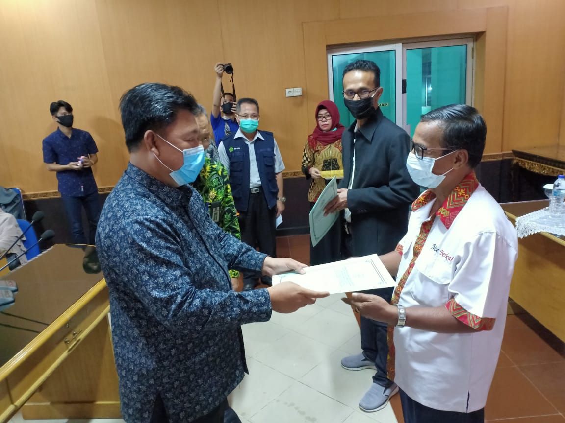 Suasana penyerahan sertifikat halal di Aula Kanwil Kemenag Sumsel, Jumat, 14 Agustus 2020. 