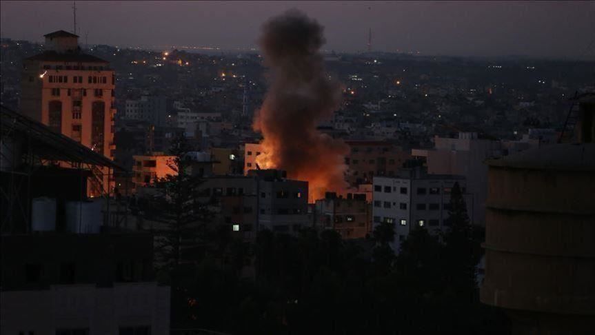 KEPULAN asap terlihat membumbung dari titik yang diserang oleh Israel pada Kamis 13 Agustus 2020 subuh waktu setempat.*