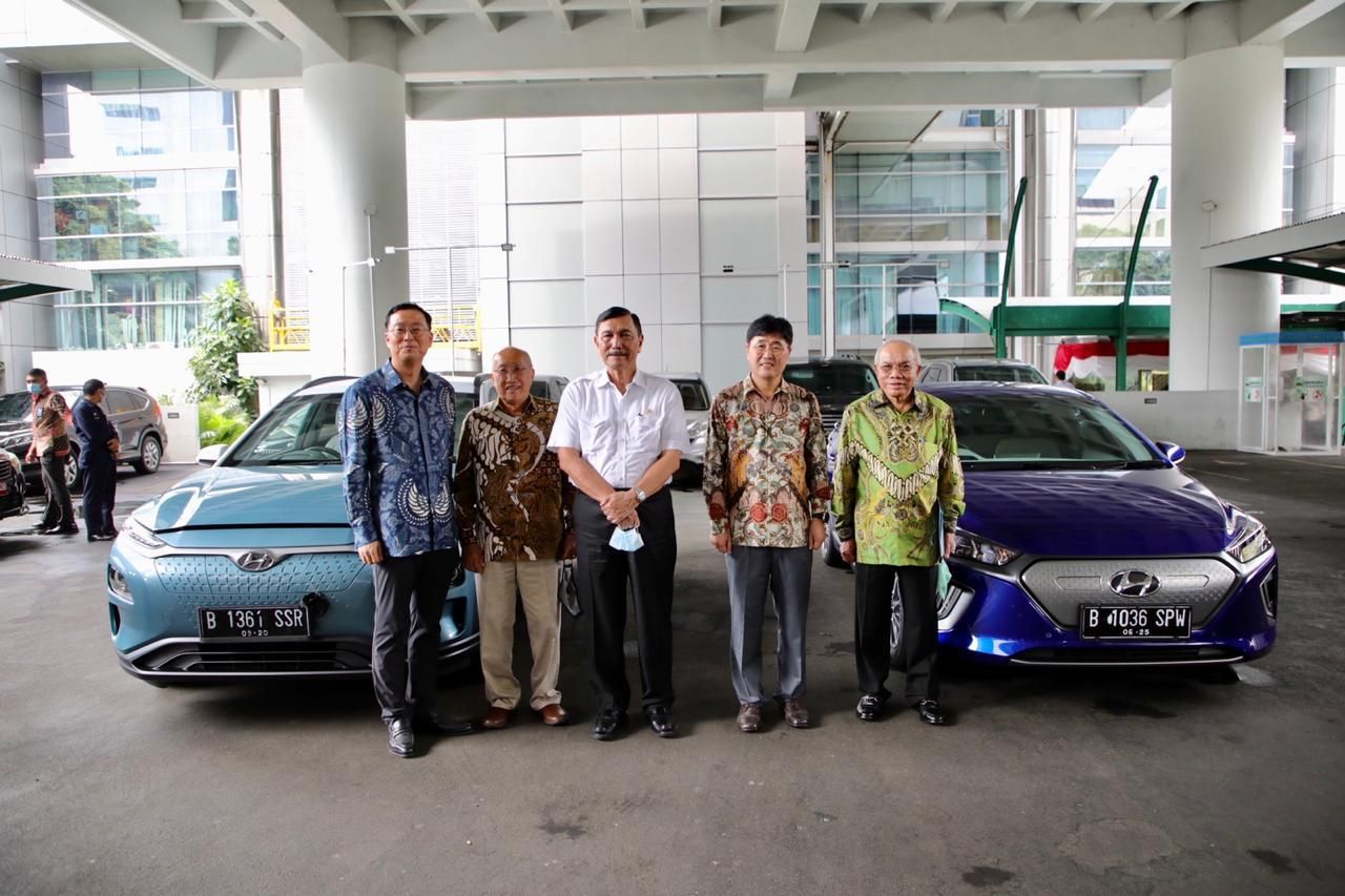 Hyundai bersama Menteri Koordinator Bidang Kemaritiman dan Investasi, Luhut Binsar Pandjaitan