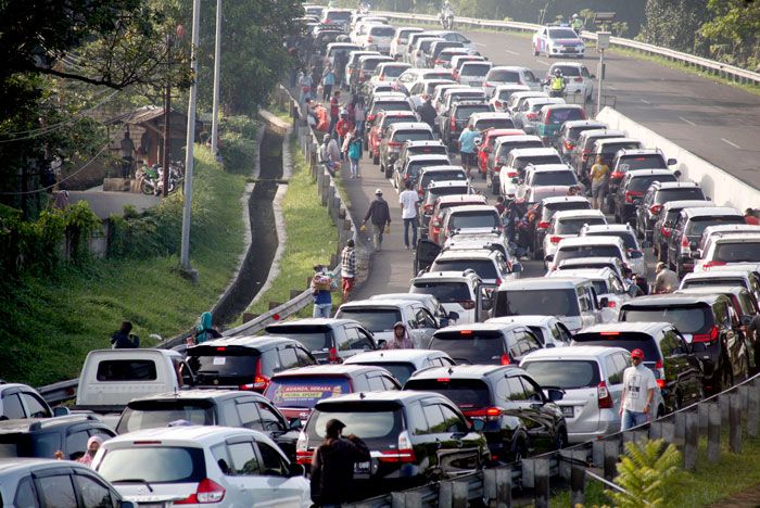  Kepadatan lalu lintas di Gadog, Kabupaten Bogor, Jawa Barat, Sabtu 15 Agustus 2020. (foto: Antara/Yulius Satria Wijaya/hp)**.