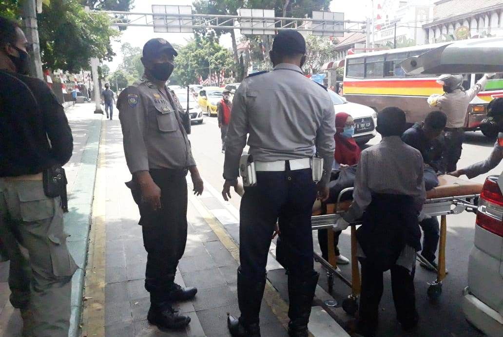 Petugas tengah mengevakuasi pesepeda febrian Dwiputra yang terjatuh dan meninggal saat bersepeda di seputaran Kebun Raya Bogor (KRB), Sabtu 15 Agustus 2020 