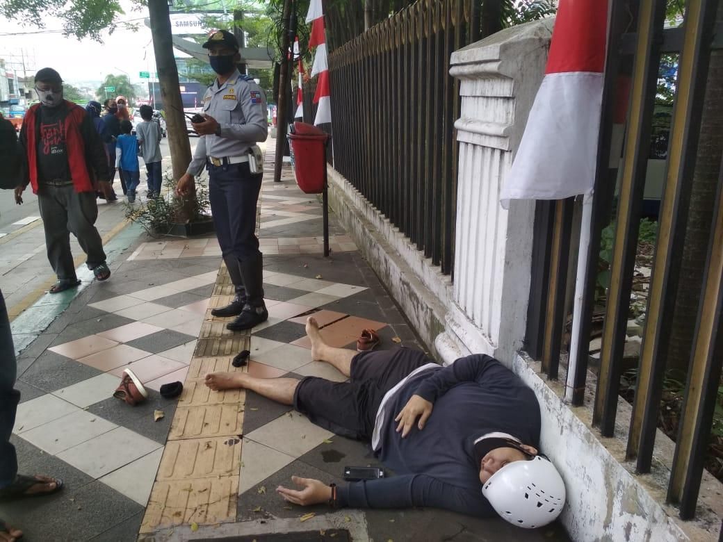Seorang pesepeda terbaring dalam kondisi sudah tak bernyawa yang diduga akibat kelelahan di jalur sepeda dan pedestrian depan Balai Besar Industri Agro (BBIA) lingkar luar Kebun Raya Bogor,  Sabtu, 15 Agustus 2020