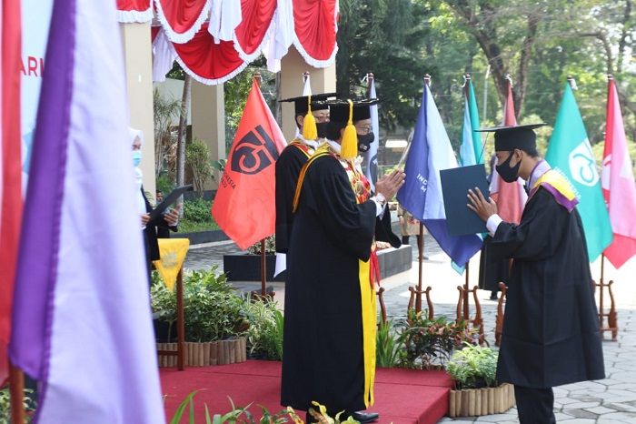 Mahasiswa UNS Diwisuda Secara Luring dan Daring dengan 