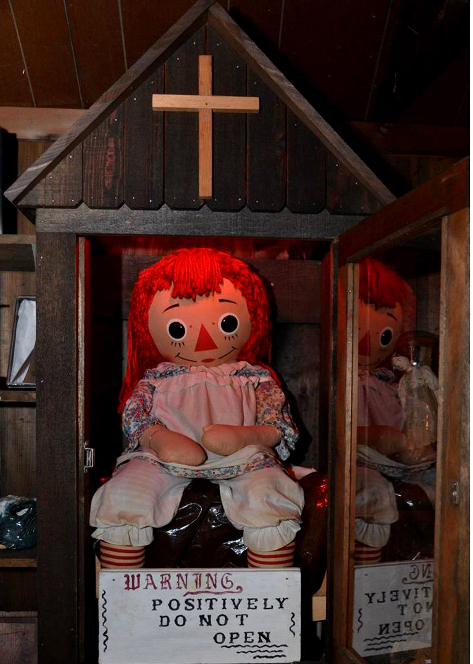 Raggedy Ann Doll boneka asli Annabelle di museum The Warrens Occult