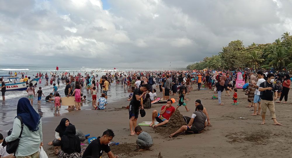 Seakan Tak Ada Pandemi Covid-19, Pantai Pangandaran Disesaki Wisatawan - Galamedia News