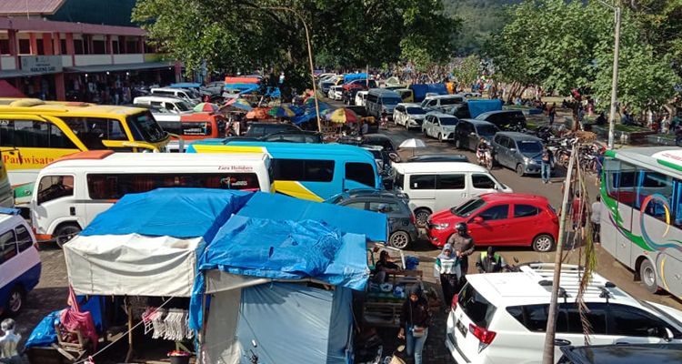 Kondisi parkiran kendaraan di Pantai Pangandaran saat libur akhir pekan Minggu 16 Agustus 2020