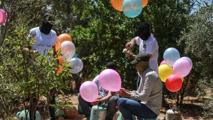 Anggota Hamas tengah membuat balon udara untuk menyerang wilayah Israel.