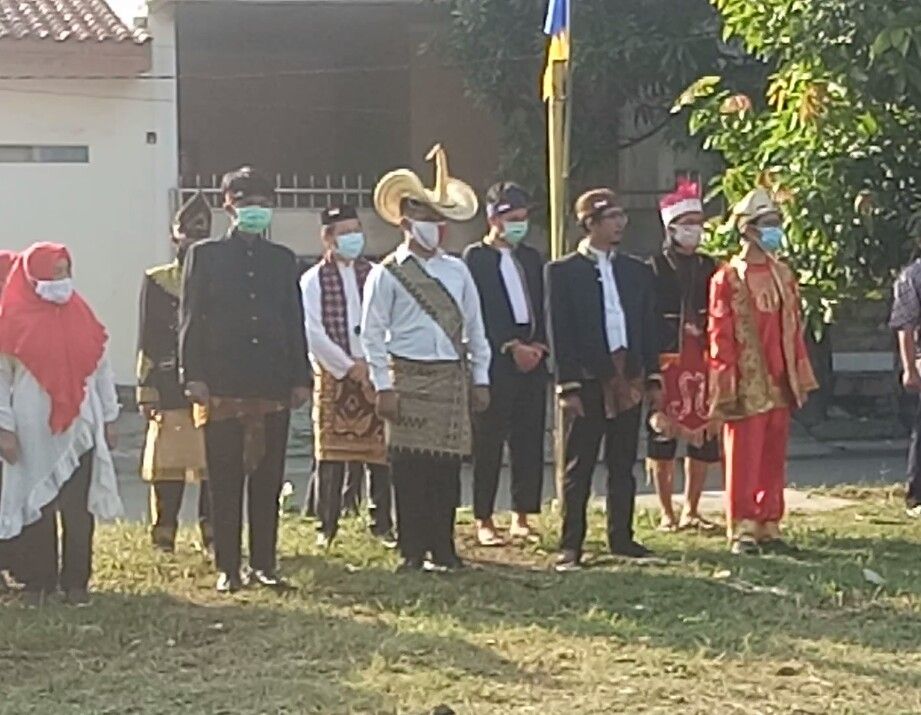 Warga kenakan pakaian adat saat ikuti upacara HUT ke-75 RI