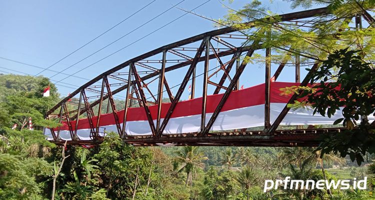 Bendera merah putih sepanjang 100 meter dengan lebar 6 meter dipasang di eks Jembatan KA Sadu, Soreang, Kabupaten Bandung, Senin 17 Agustus 2020.