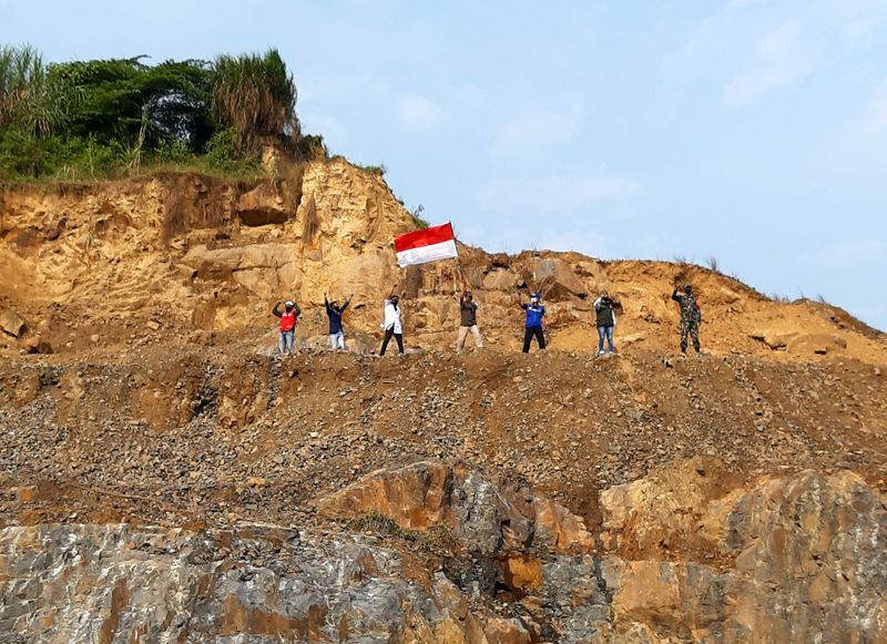 Lintas Generasi Kibarkan Bendera di Gunung Gembok, Danramil: Harus Merdeka dari Rasa Takut ...