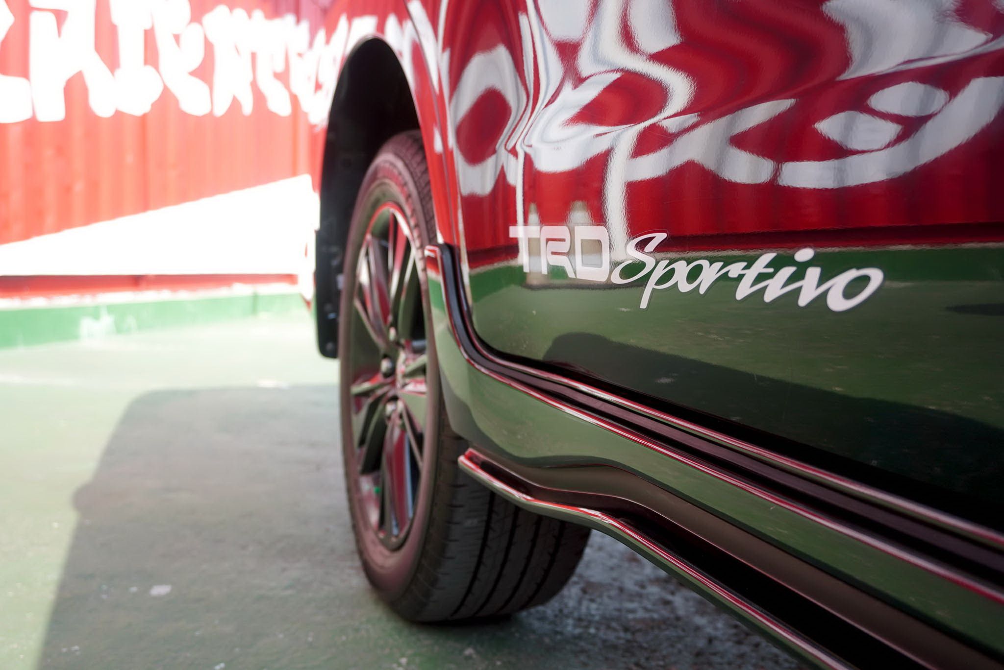 Kehadiran Kijang Innova TRD Sportivo Limited ini akan semakin melengkapi pilihan market leader di segmen MPV medium, tampilan   yang bold dan sporty tergambar dari TRD Sportivo Front Bumper Spoiler, TRD Sportivo Rear Bumper Spoiler.*/PT TAM