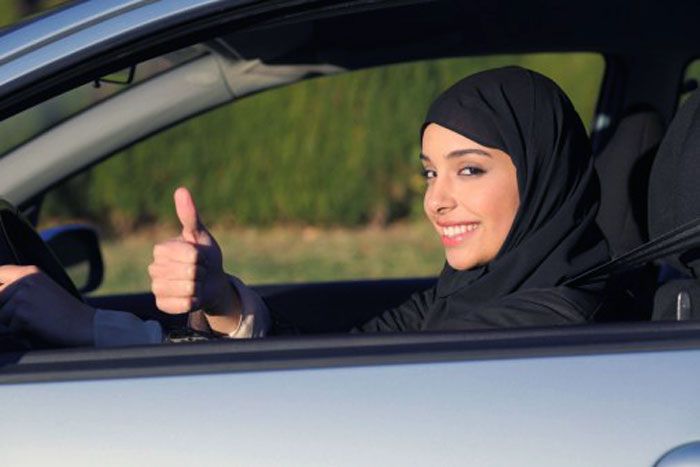 Seorang perempuan Arab Saudi tengah mengendarai mobil.