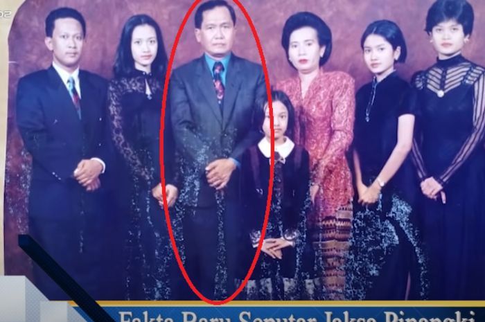 Foto keluarga Joko Budiharjo sebelum menikahi Jaksa Pinangki. YouTube Hersubeno Point