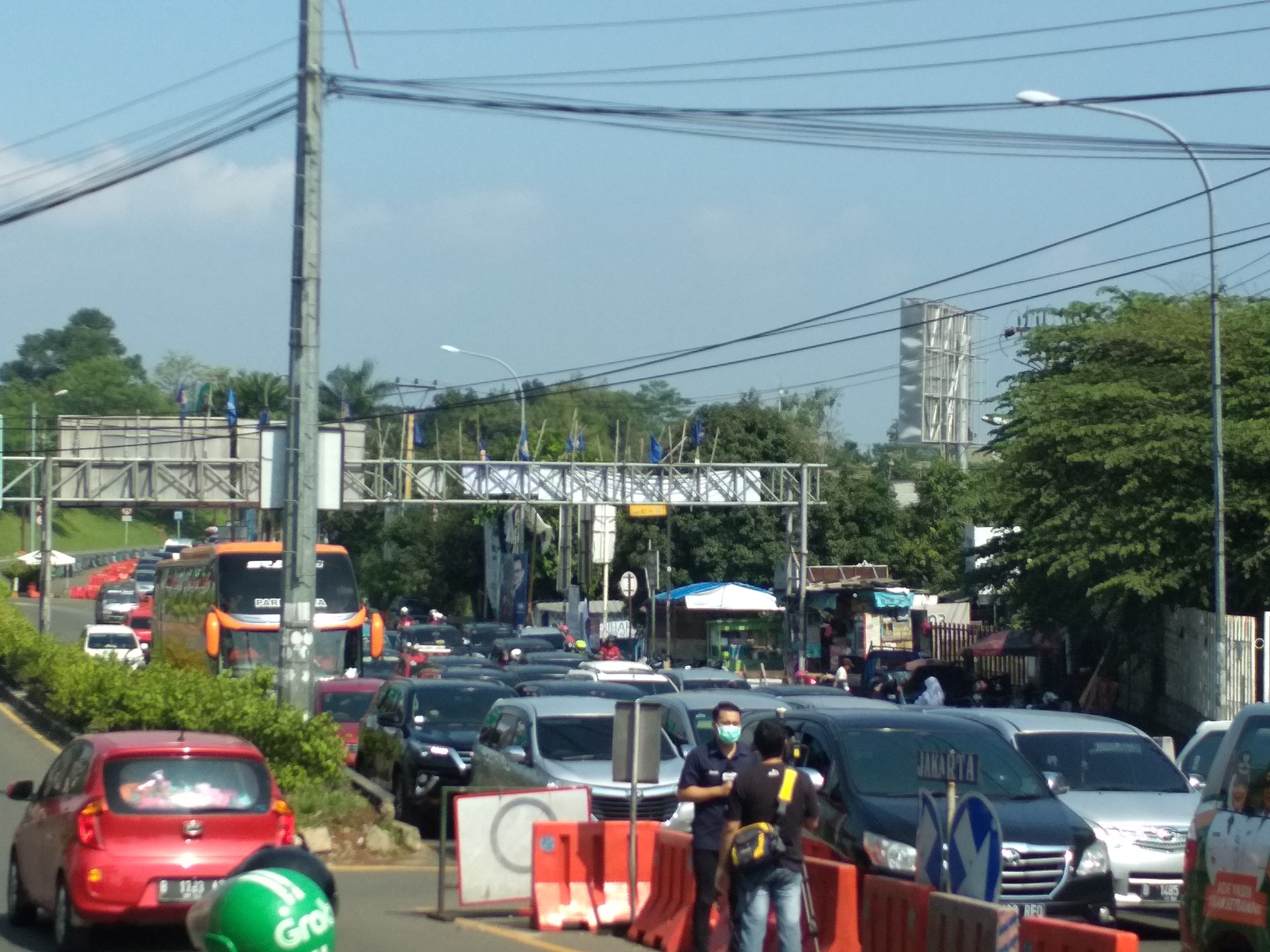 Kepadatan kendaraan di simpang Gadog, Puncak Bogor setelah diberlakukan one way, Senin 17 Agustus 2020