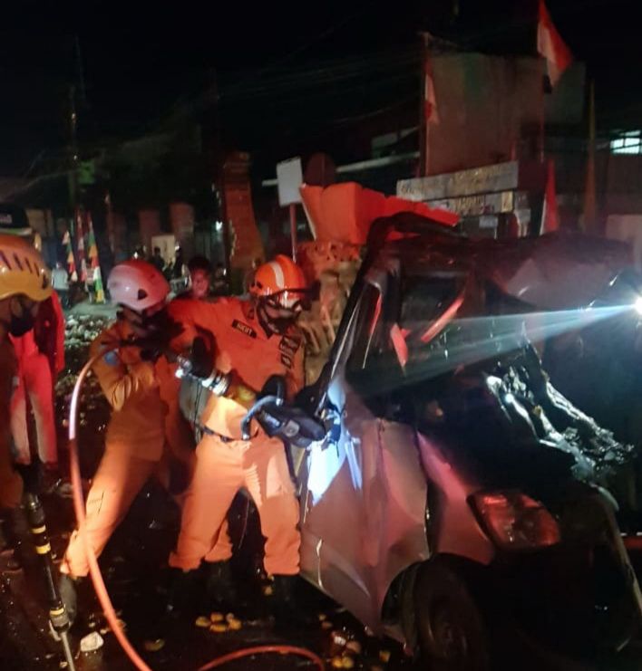Tim SAR Gabungan evakuasi satu orang terjepit kendaraan di Jalan Nagreg Kab Bandung, Selasa, 18 Agustus 2020 pukul 00.45 WIB dinihari tadi.*/BASARNAS