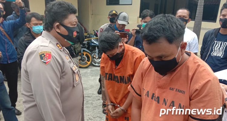 Kapolres Cimahi, AKBP Yoris Maulana saat menanyai dua pelaku pencurian sepeda motor yang berhasil ditangkap Unit Reskrim Polsek Padalarang, Selasa 18 Agustus 2020.