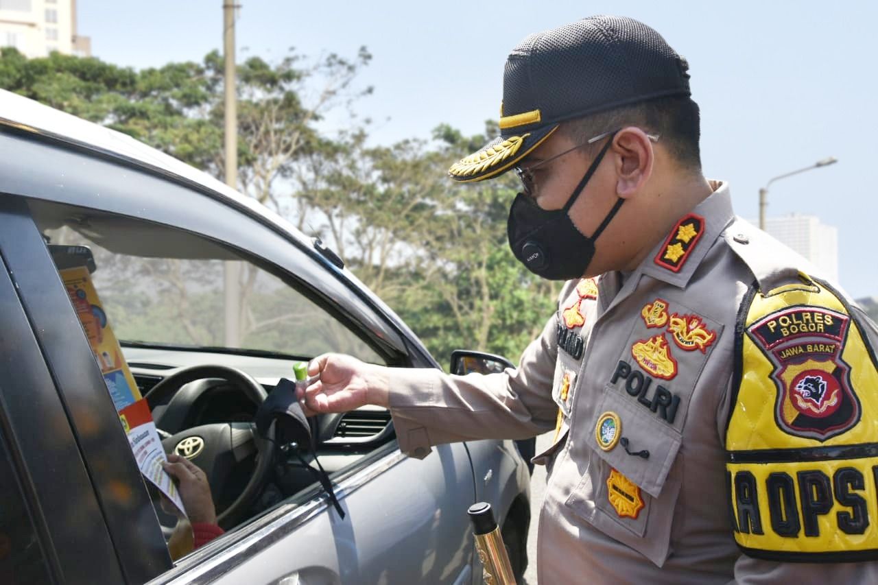 Kapolres Bogor AKBP Roland Ronaldy saat membagikan masker di Puncak Bogor. 