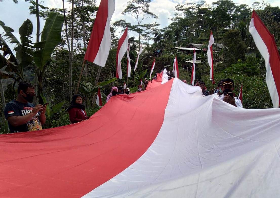 Bendera merah putih yang siap dilingkarkan ke Puncak Widosari, Kulon Progo