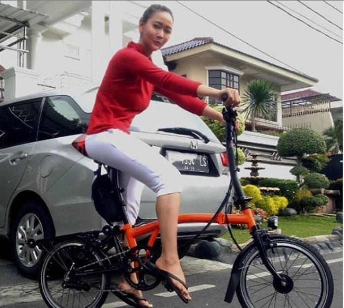 Coba Sepeda Brompton Inul Bilang Sadel Kecil Bokongku Nggak Muat Zona Priangan