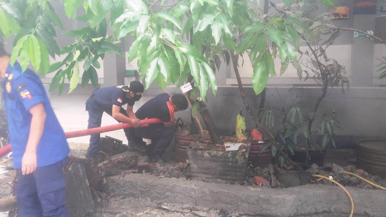 Petugas pemadam kebakaran tengah melakukan pemadaman di Sekolah SMA Negeri 1 Kota Bogor, Jalan Ir H Djuanda, Kota Bogor, Kamis 19 Agustus 2020.