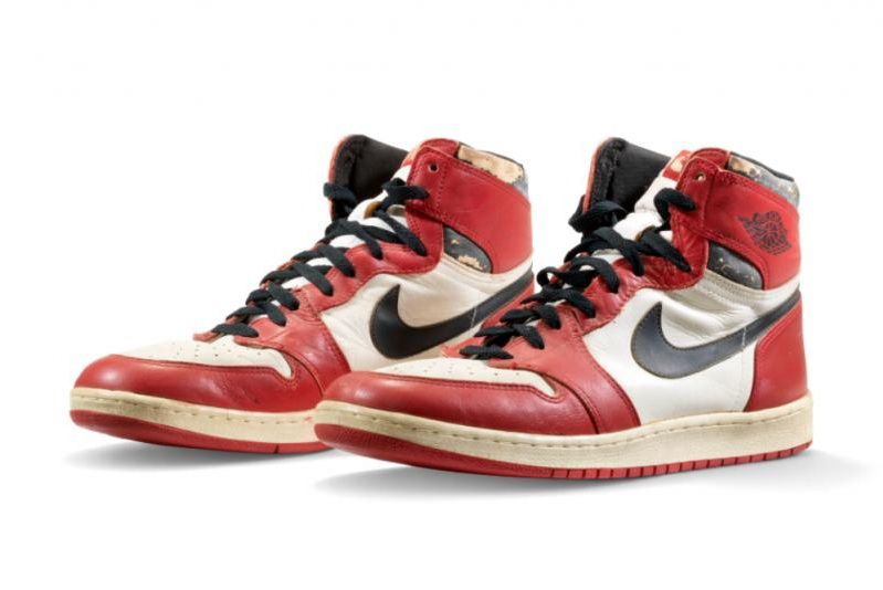 Sepasang sepatu Nike Air Jordan 1, yang dipakai Michael Jordan dalam pertandingan 1985 terjual seharga USD 615.000
