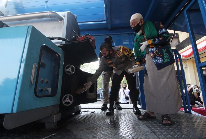 Kapolda Banten Irjen Pol Fiandar bersama tokoh ulama Banten KH Abuya Muhtadi saat memasukkan paket ganja ke dalam mesin Incinerators boilers untuk dimusnahkan.*