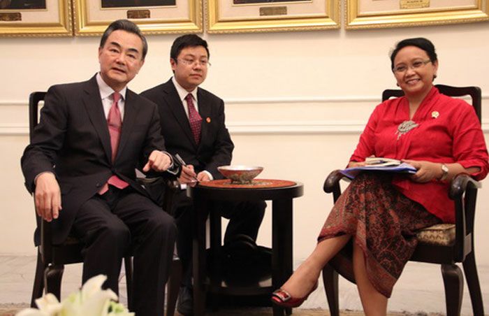 Menlu China Wang Yi bersama Menlu RI Retno Marsudi.