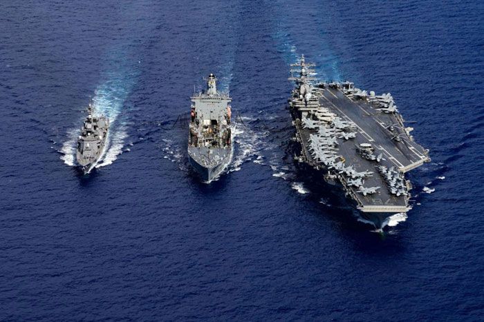 Armada AS beriringan dengan kapal perang Jepang. China merasa terancam setelah kapal perang AS singgah untuk kedua kalinya dalam dua pekan di Selat Taiwan. (Twitter @USNavy)
