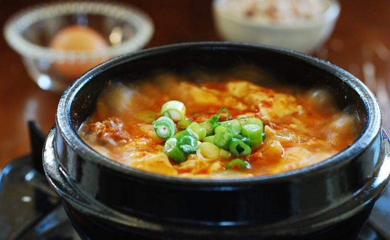 Sundubu-jjigae, makanan Korea halal yang mudah dibuat.