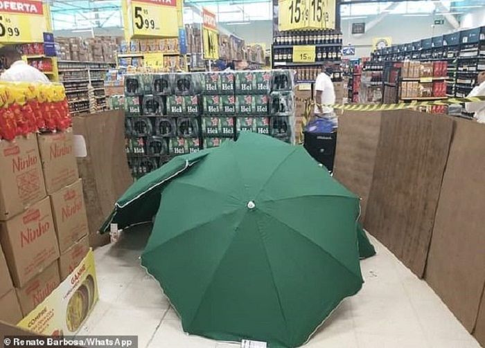 Seorang karyawan supermarket di Brasil meninggal saat tengah bekerja, dan jenazah biarkan saja di lorong hanya ditutupi oleh payung.