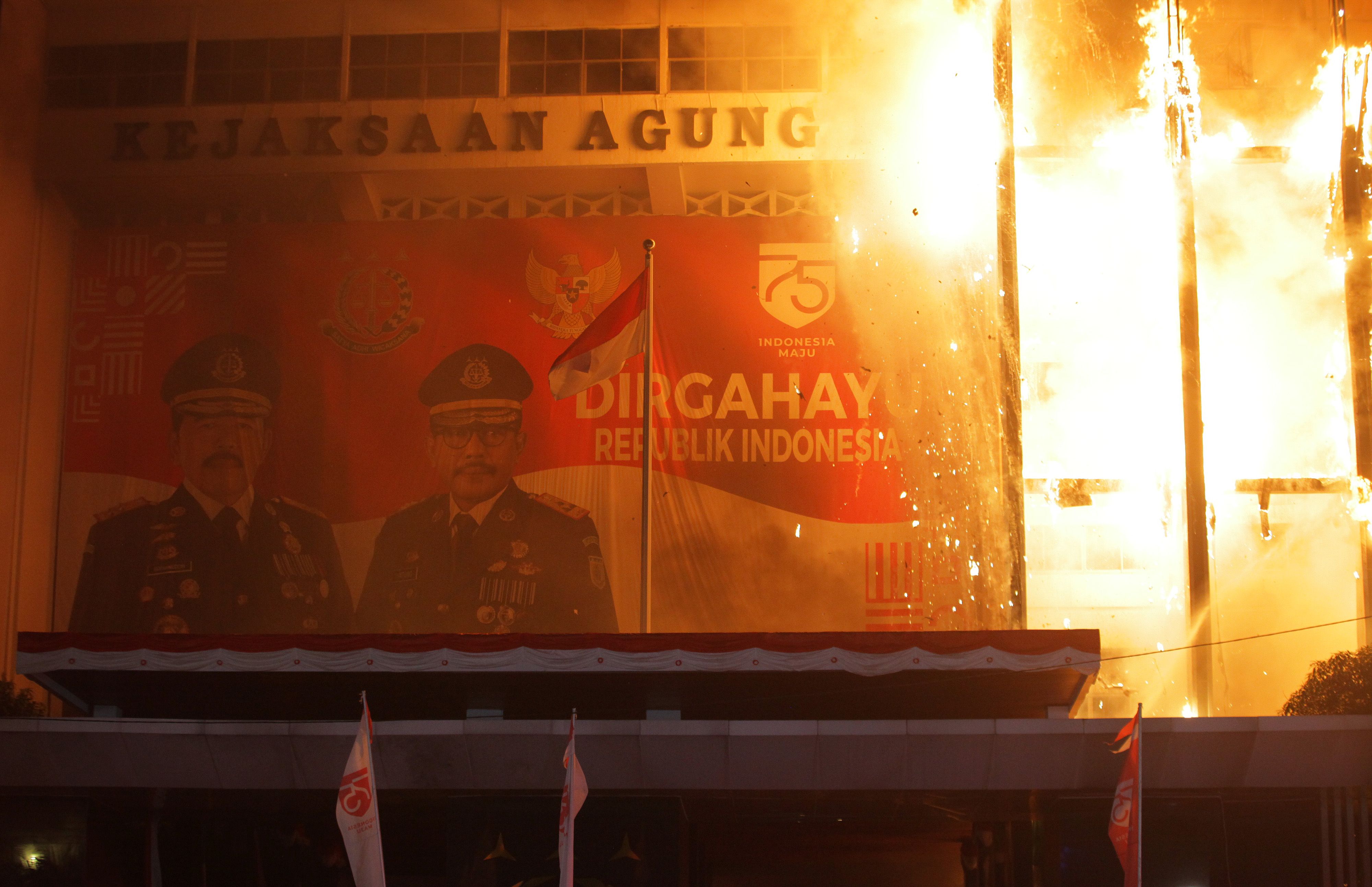 Gedung Kejagung Terbakar, Mahfud MD Pastikan Dokumen Kasus Aman