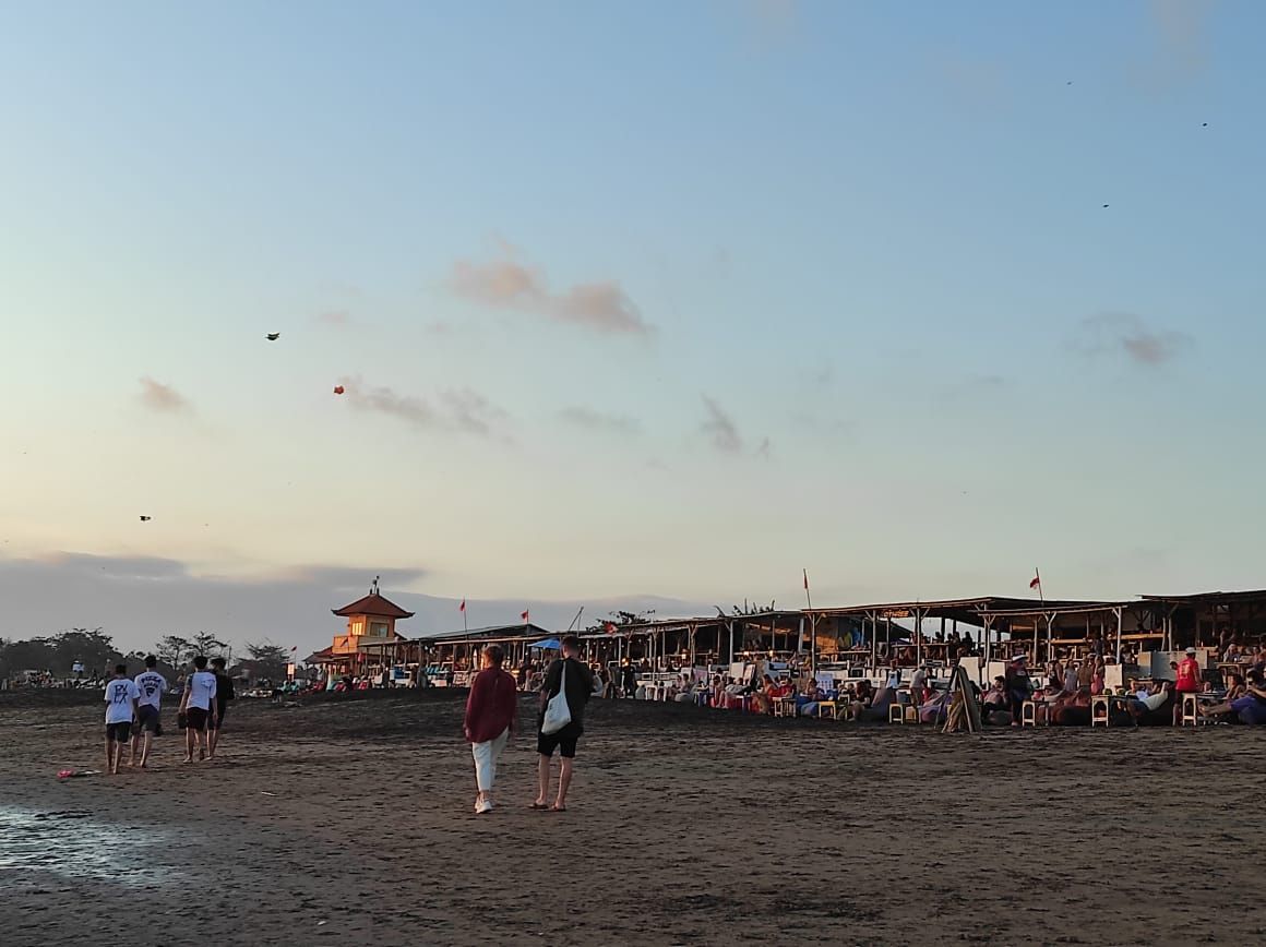 Suasana Pantai Batu Mejan, Canggu dipadati pengunjung, Sabtu 22 Agustus 2020
