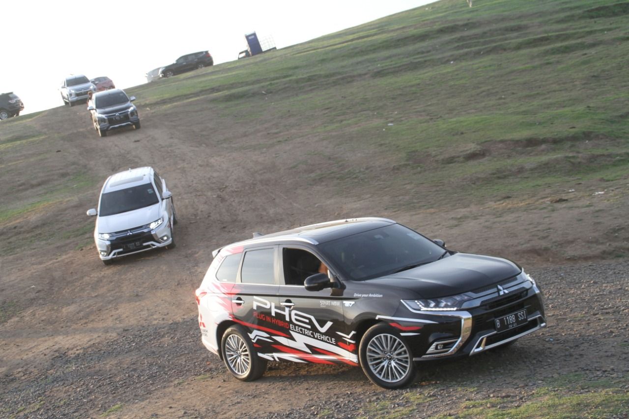 Mitsubishi Outlander yang diluncurkan pada Juli 2019 yang lalu mengusung konsep mobil dengan teknologi ramah lingkungan Plug In Hybrid Electric Vehicle (PHEV).