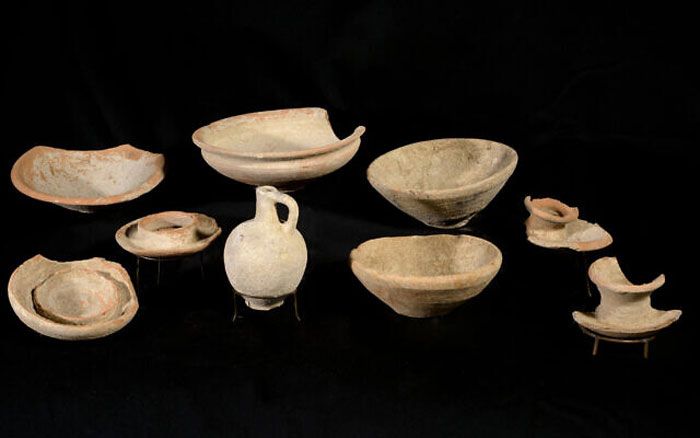 Tembikar ditemukan di benteng berusia 3.200 tahun yang digali di dekat Guvrin Stream dan Kibbutz Gal On, Agustus 2020. (Otoritas Barang Antik Israel)