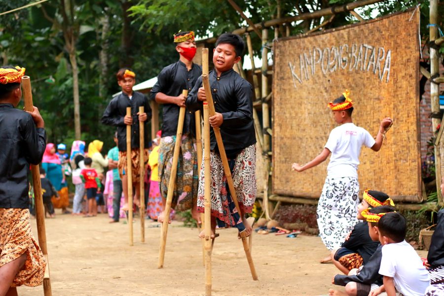 Anak-anak bermain pecut egrang di Kampung Baca Taman Rimba Papring Kalipuro, Banyuwangi, Jawa Timur, Selasa (3/8/2020). Kegiatan permainan tradisional anak-anak sekolah adat itu, sebagai persiapan peringatan Hari Internasional Masyarakat Adat Sedunia (HIMAS) yang akan digelar serempak  secara daring pada 9 Agustus 2020. ANTARA FOTO/Budi Candra Setya/hp.