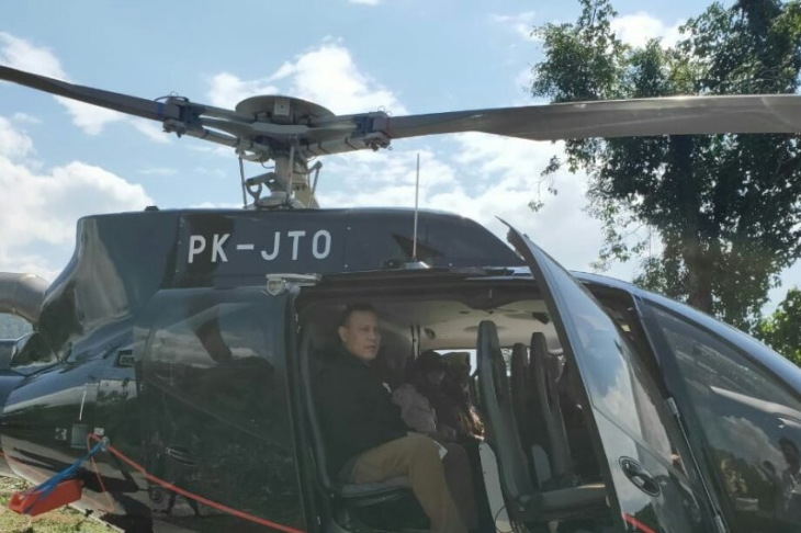 Ketua KPK Firli Bahuri saat sedang menaiki helikopter.