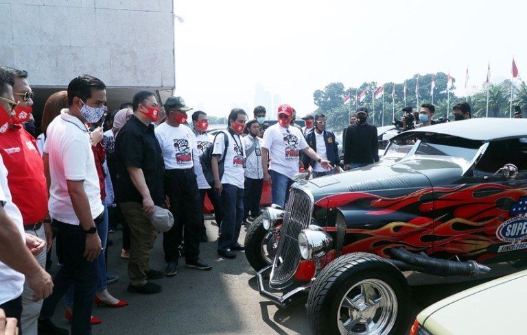 Ketua MPR, Bambang Soesatyo saat mengumpulkan pecinta otomotif di Gedung MPR. (foto: Instagram.com/@bambang.soesatyo)**