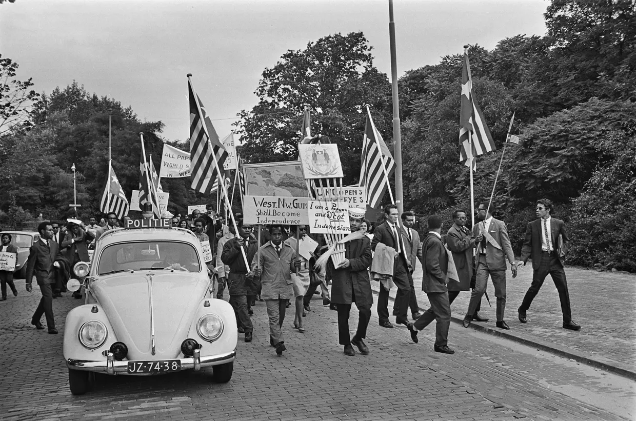 Orang Papua berdemonstrasi pada tahun 1965 di Den Haag menentang tindakan pasukan Indonesia di Manokwari. 