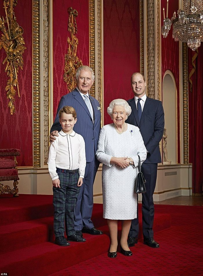 Ratu Elizabeth II bersama tiga pewaris langsung tahta Inggis, Charles, William dan George.