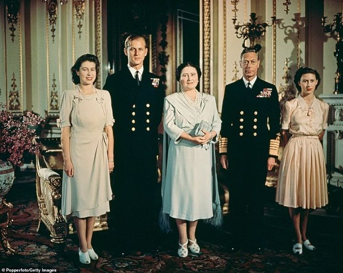 Elizabeth, Philip dan Margareth bersama orangtuanya ibu suri dan Raja George VI