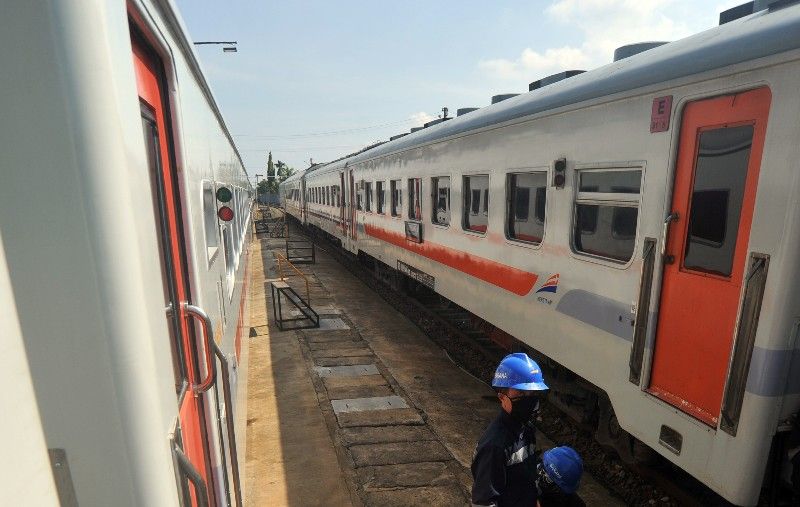 Petugas PT KAI meninjau kondisi gerbong di Stasiun Simpang Haru, Padang, Sumatera Barat, Rabu (1/7/2020).